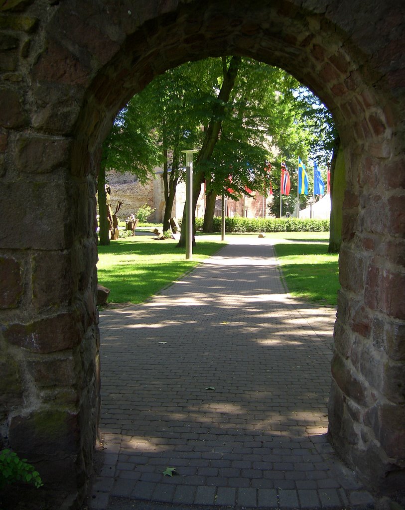 Bad Hersfeld - Blick durch die Stadtmauer auf die Stiftsruine (Ferstspielort)
