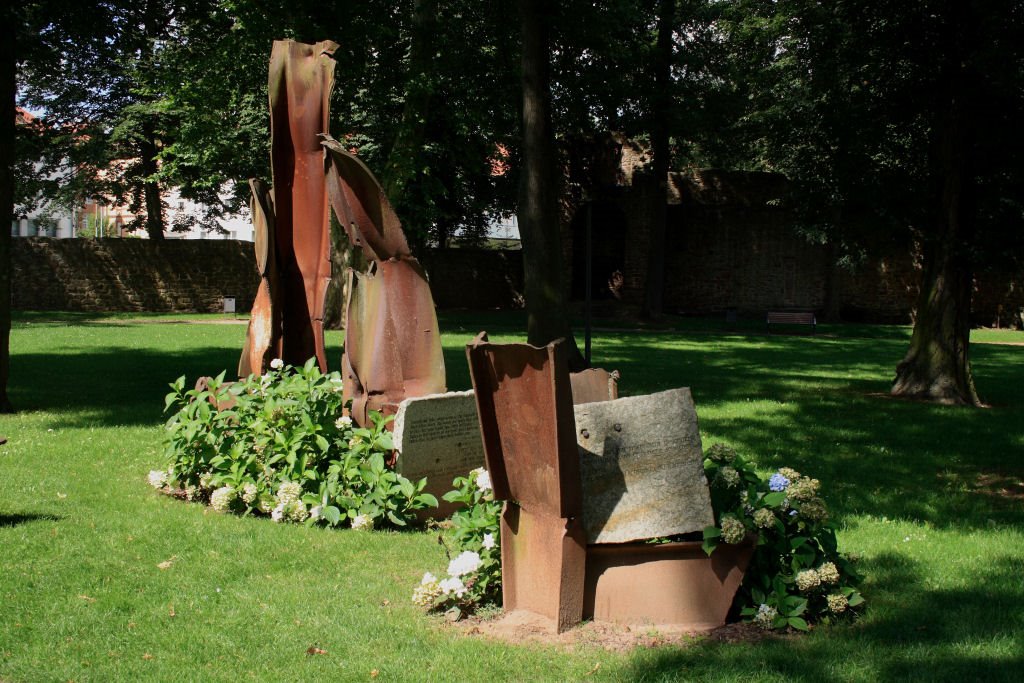 Plastik an der Stiftsruine