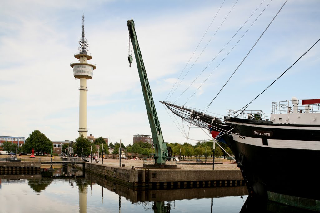 Radarturm und Teil des Museumshafens
