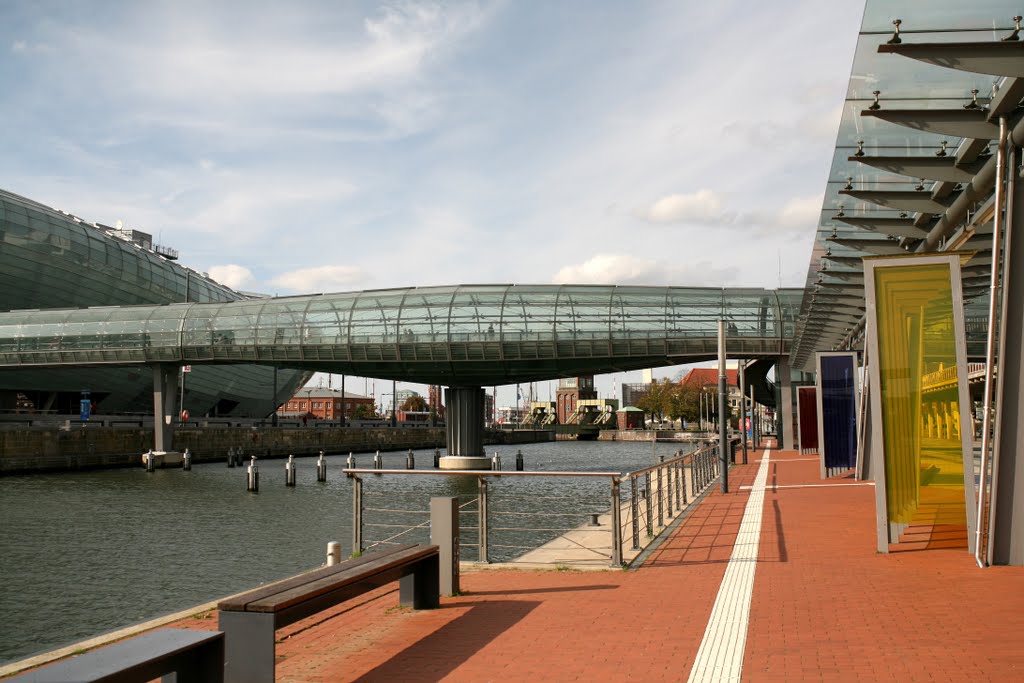 Drehbare Glasbrücke über den alten Hafen