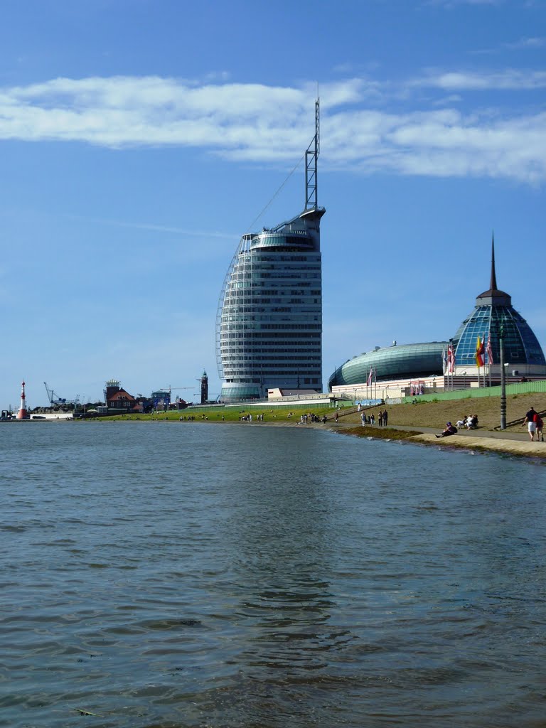 Klimahaus 8° Ost  und Weserdeich in Bremerhaven