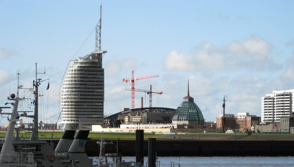 Blick zum Atlantic Hotel Sail City - Bremerhaven - 04.2008