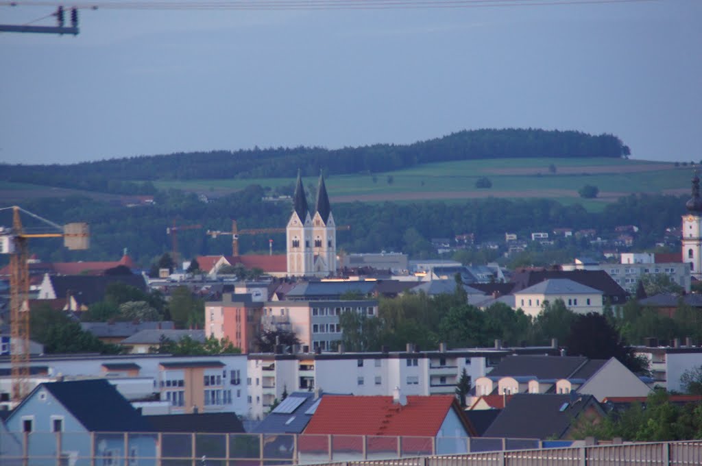 Die zwei Türme von St. Josef in Weiden in der Oberpfalz in der Dämmerung.