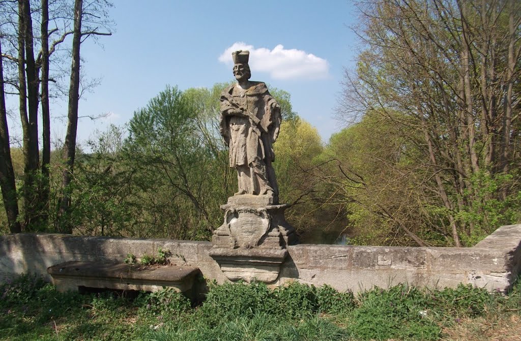 vergessene Brücke samt Figur