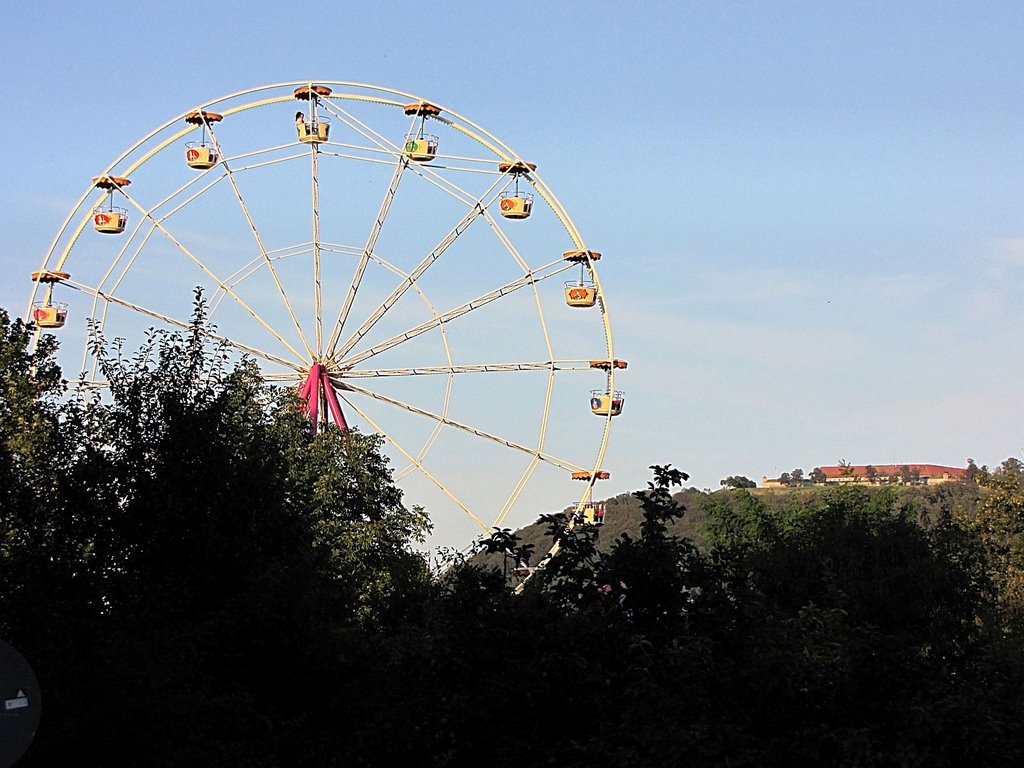 Riesenrad am Volksfest mit Wülzburg im Hintergrund