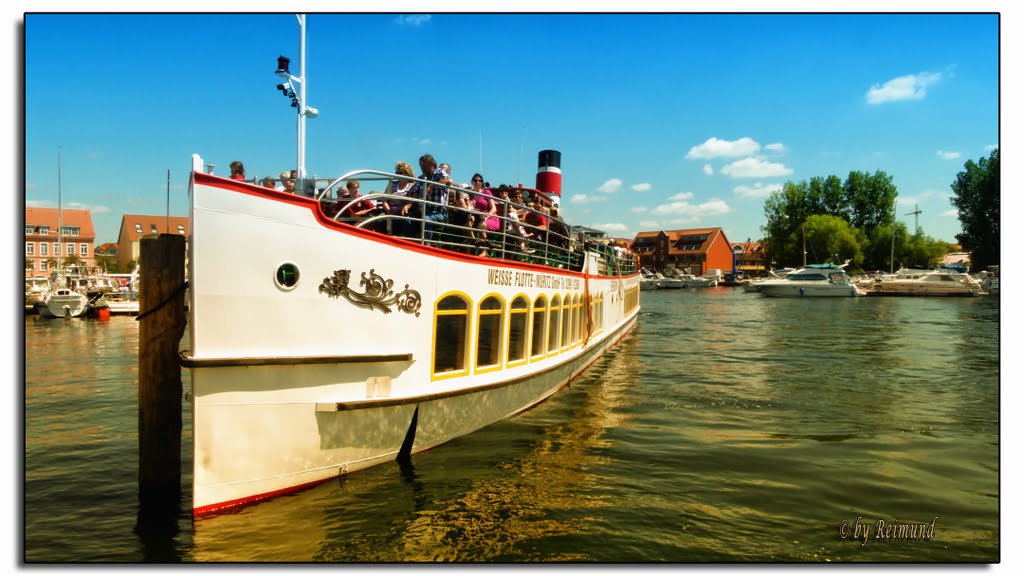 Waren - ein Schiff kommt an