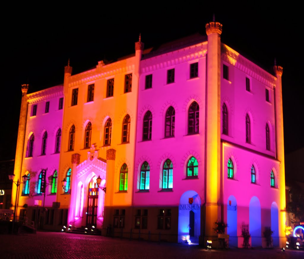 Rathaus Waren in Licht
