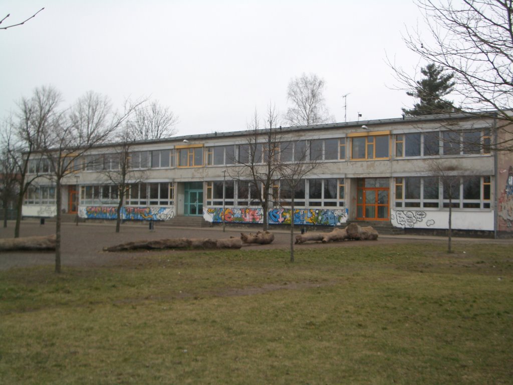 Karl Marx Schule mit Pausenhof