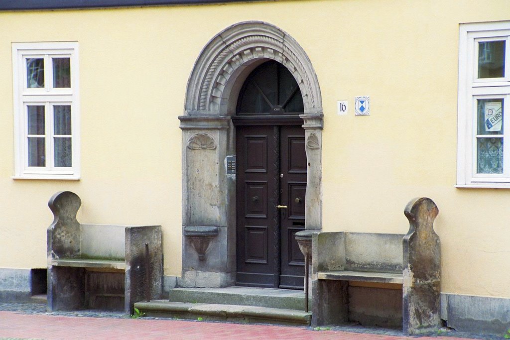 Germany_Saxony-Anhalt_Altmark_Gardelegen_renaissance door between 2 stone seats of house No.16_012_9A