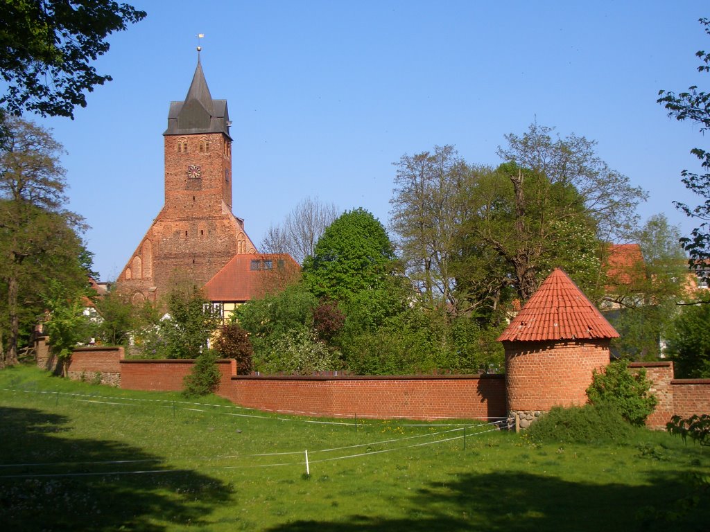 Nicolaikirche und Stadtmauer