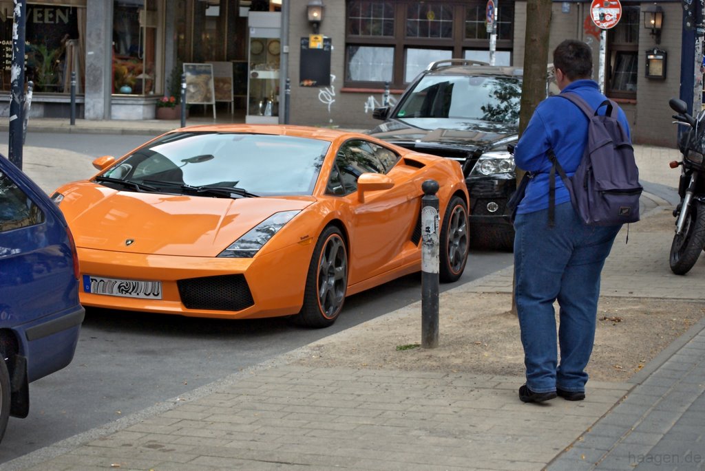Voll Erwischt! Orangefarbener Lamborghini wird durch blaues Wunder gnadenlos amtlich erfasst u.s.w...