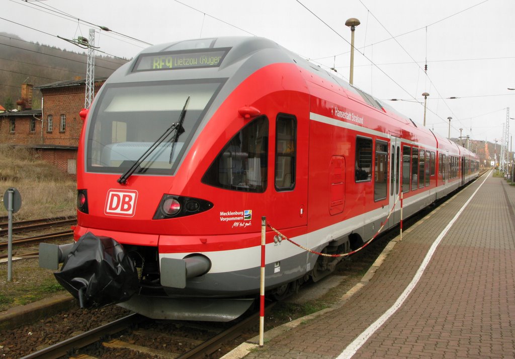 Regional Express in Bahnhof Sassnitz (Baureihe 427 003-9)