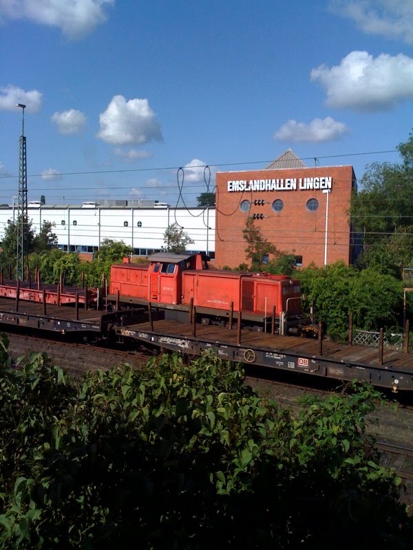 Emslandhallen Lingen mit einem Zug und Wagons