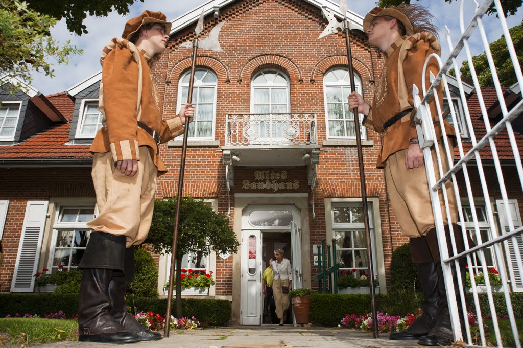 Kivelinge vor dem Restaurant Altes Landhaus