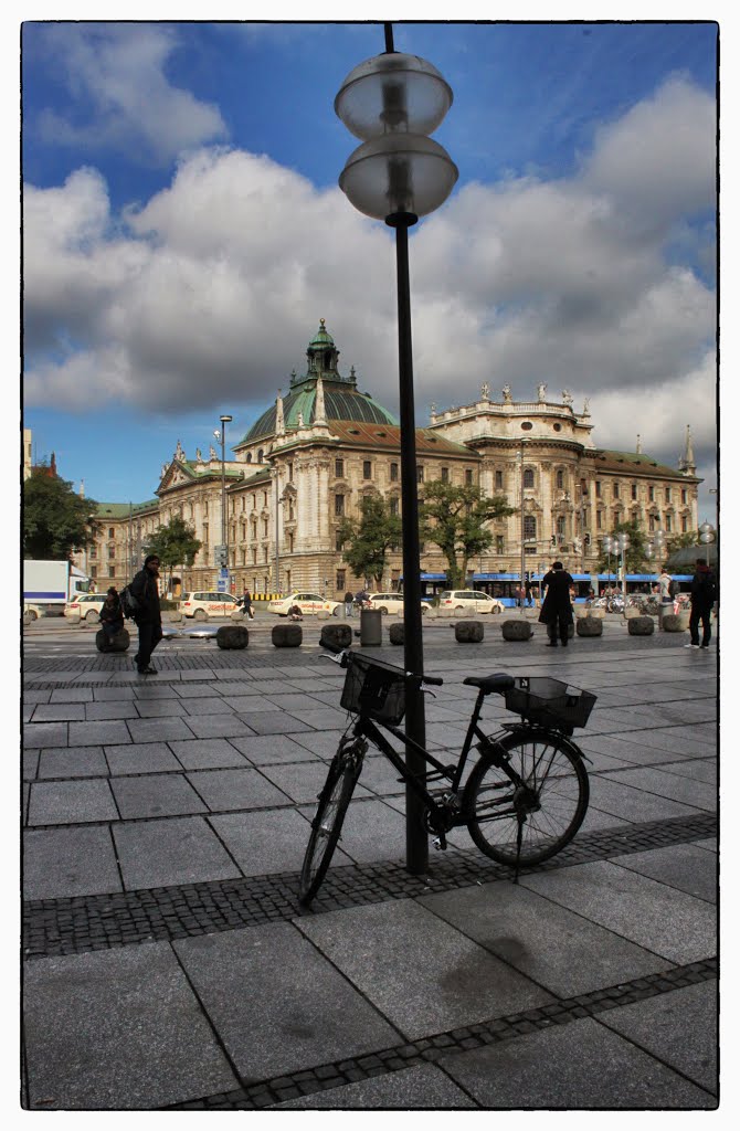 Jai laissé mon vélo près du Ministère Bavarois pour la protection de la Justice et de la Consommation ... mais ... après la réunion de travail, je le reprends