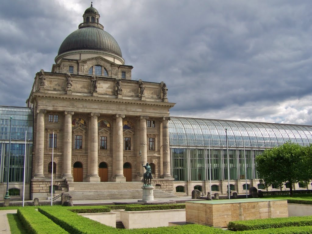 Bayerische Staatskanzlei mit Denkmälern (München)