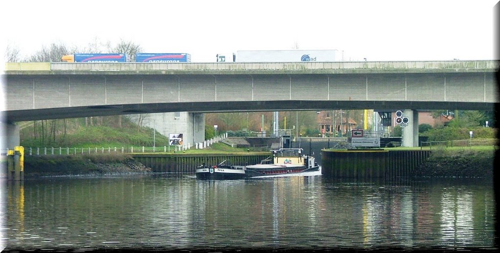Ein Schiff verläßt die Schleuse