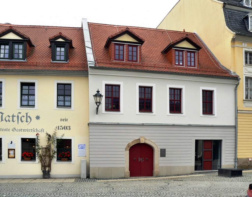 Plauen - Die Skulptur "Vater und Sohn" stehen vor diesem Haus, dem Erich-Ohser-Haus, der Galerie e.o.plauen e.V.