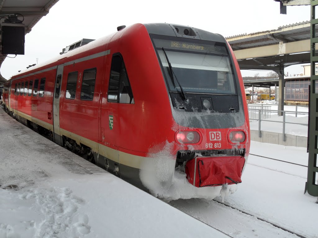 Ein IRE  Zug im winterlichen Bahnhof von Plauen