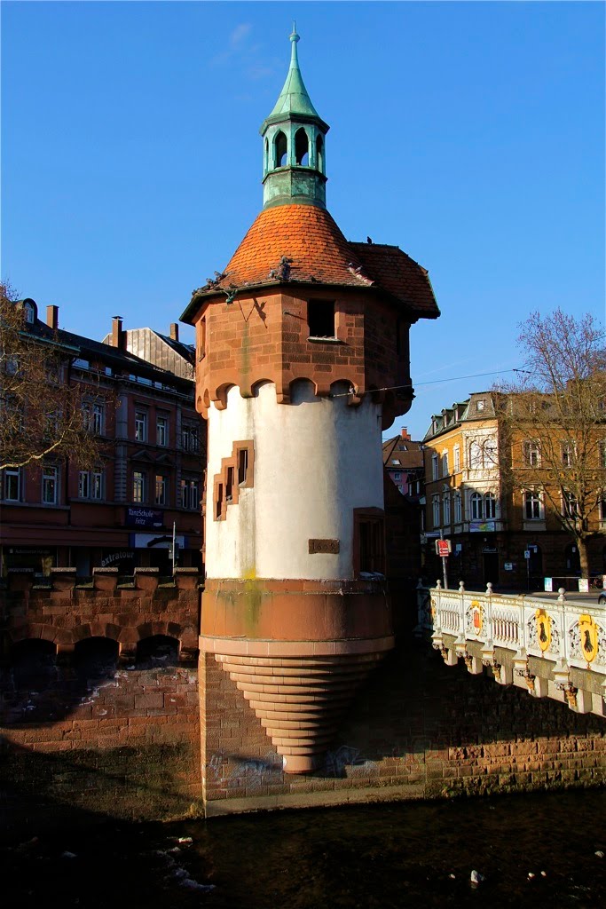 Alter Turm am Fluss Dreisam in Freiburg