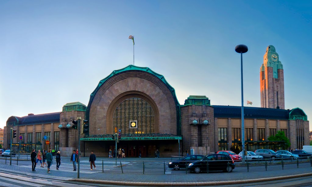 Helsingin päärautatieasema - Helsingfors centralstation - Helsinki Central Railway Station  (1909-1919 by Eliel Saarinen), PANORAMA, 3.6.2011, 22:10