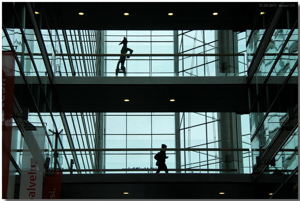 (me11) Helsinki – Sanomatalo, Helsingin Sanomat building – which person is real and which is art?