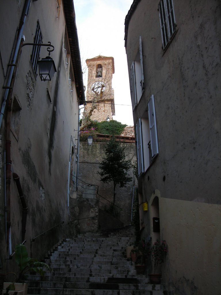 Il campanile che spunta tra le case