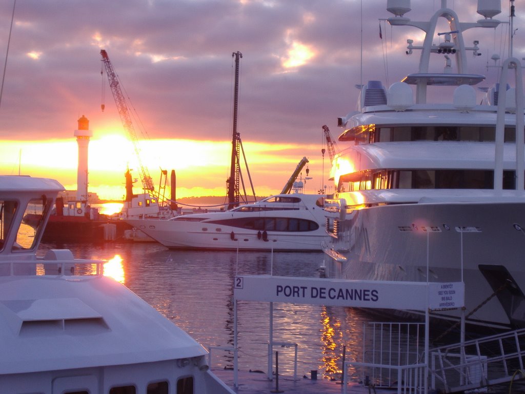 Alba al porto di Cannes (Provenza)