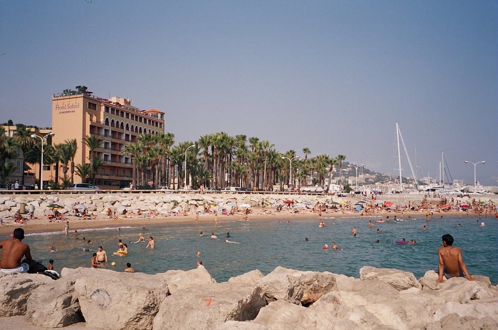 Cannes egy strandja / A beach in Cannes
