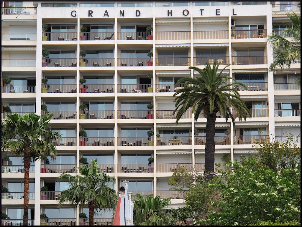 Cannes, GRAND  HOTEL,.....der Mann im gestreiften Polo!