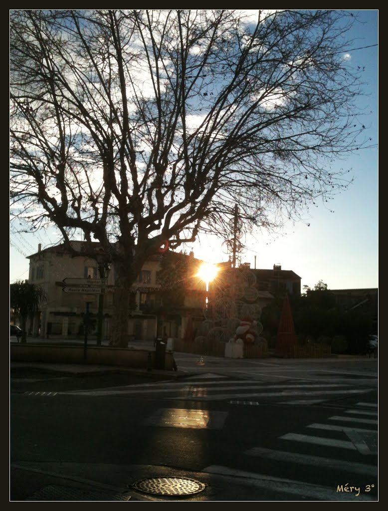 Contre jour sur la place de Rocheville ...  (/téléphone)