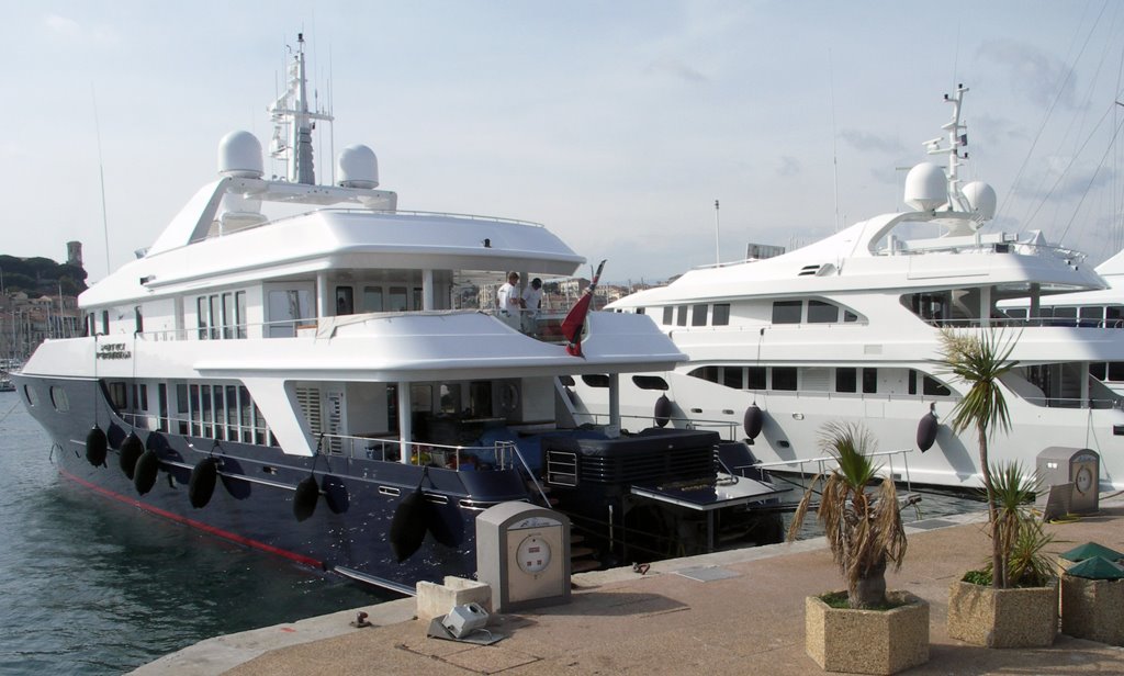 Cannes - small ships in old harbor :)