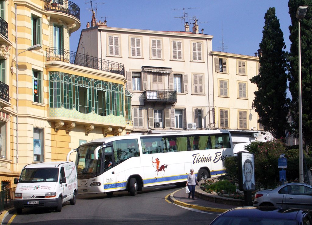 Cannes - A traffic meeting with one Bus, one transporter, and 200 cars (mazing throughout the city :)