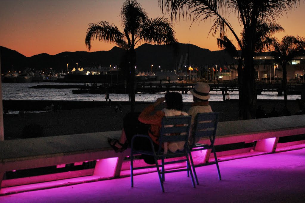 Cannes: un couple face à la mer - (a couple facing the sea)
