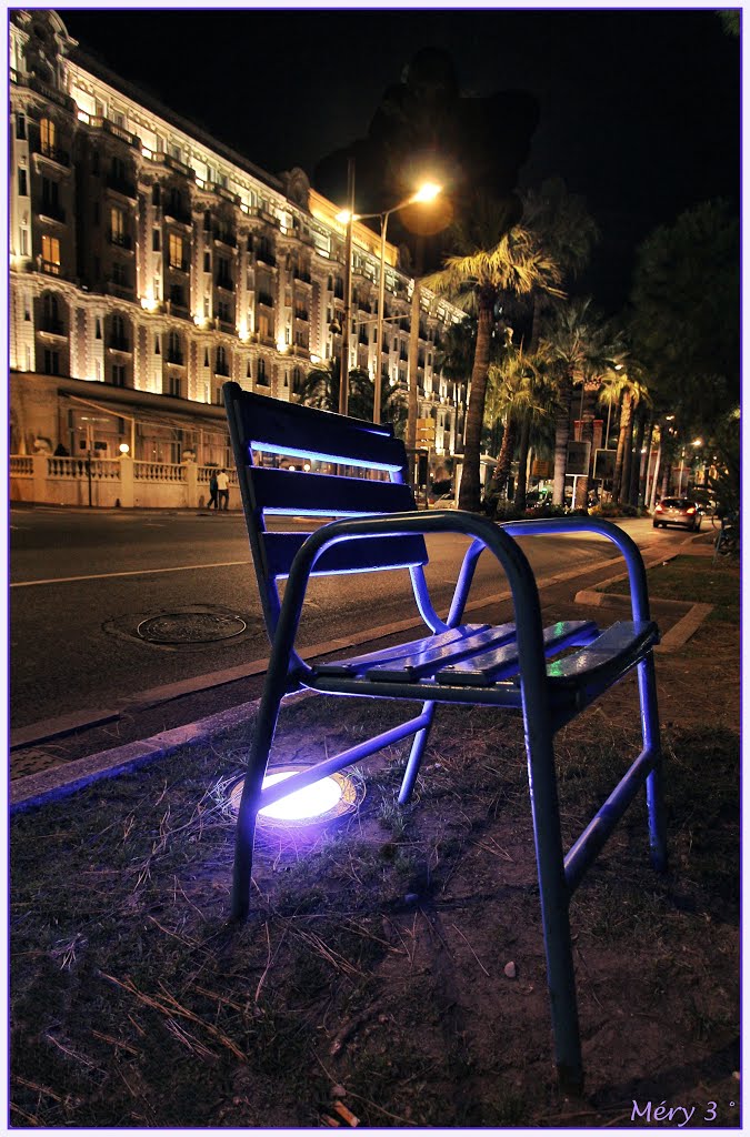 Cannes: une "chaise bleue de la Croisette", la nuit devant le Carlton - (A "blue chair of the Croisette", the night front of the Carlton)