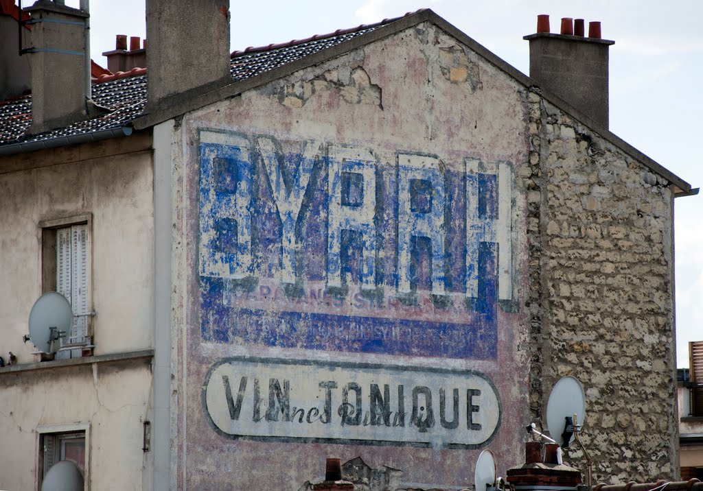 Vieille publicité près de la gare de Vitry