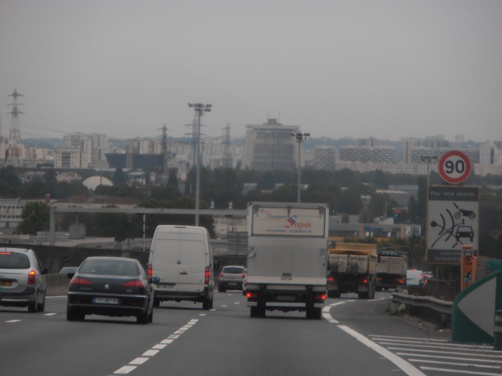 Créteil vue depuis lautoroute A86 à Choisy le Roi le 21/10/13.