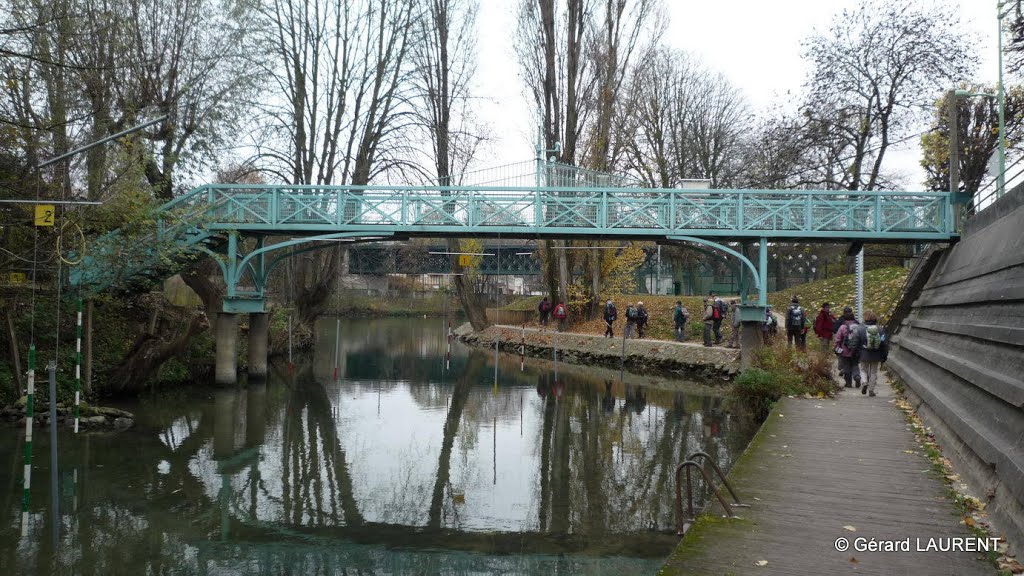 Champigny - bras de la Marne et le pont vers lile du martin pêcheur