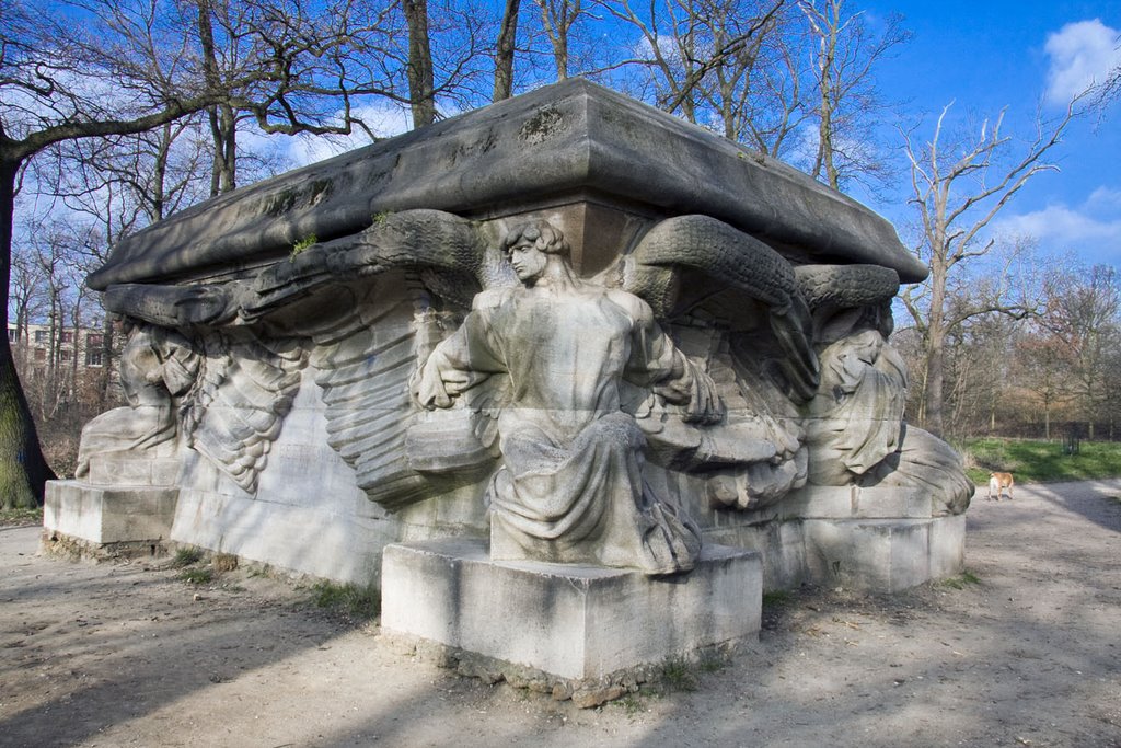 Vincennes. Socle de la statue en staff de Beethoven qui y fut installée en 1927 puis enlevée en 1937 suite à la dégradation de cette statue.