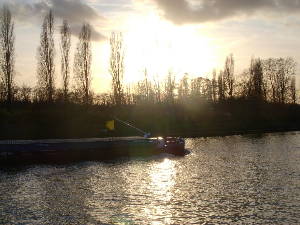 Une péniche passe