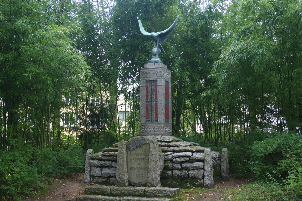Jardin dAgronomie Tropicale - Monument a la memoire des soldats malgaches morts pour la France
