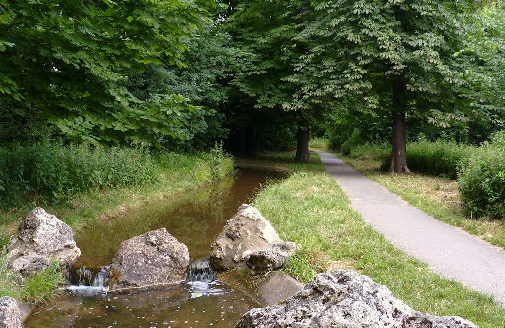 Cascade dans le bois de Vincennes.