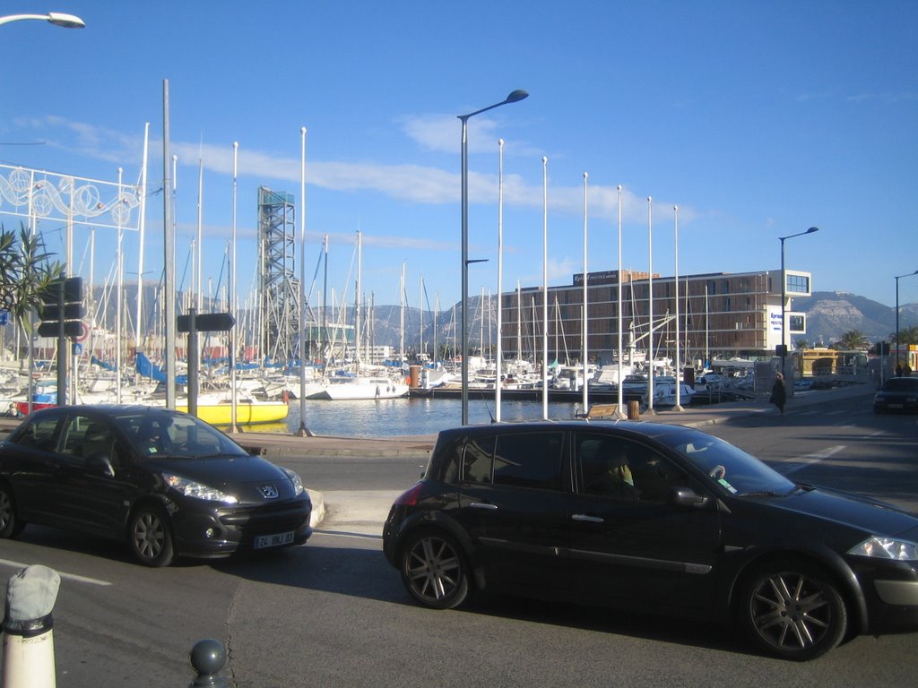 Le port de la Seyne avec le pont de lex Chantier Naval en belvédère et  lhotel Kyriad en lieu et place de La Rotonde
