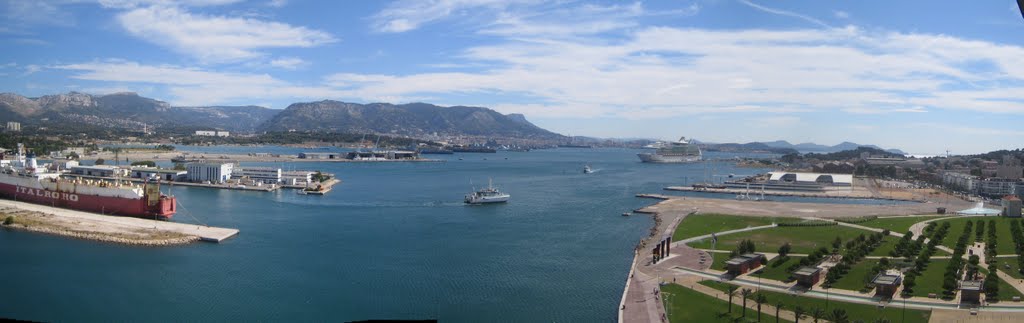 La Seyne-sur-mer : du haut du pont vue sur la rade.