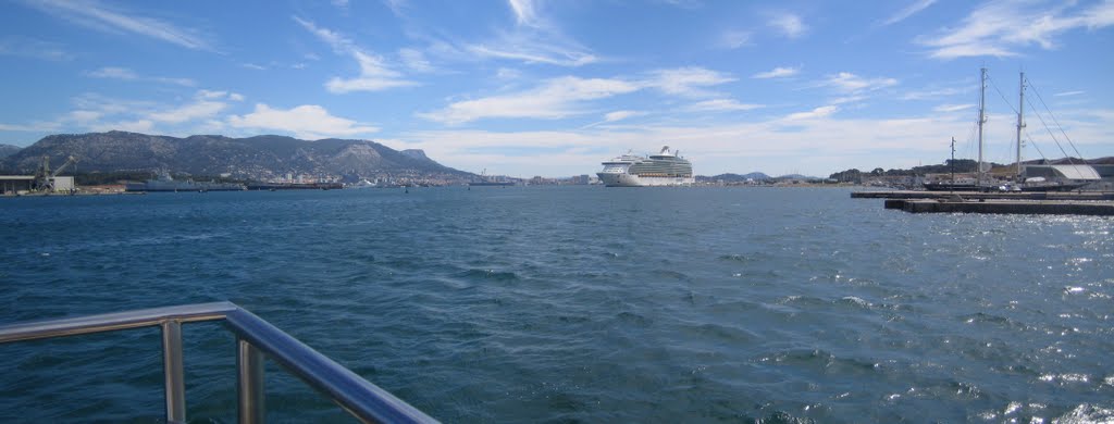 Traversée La Seyne-Toulon, bateau de croisière en escale.
