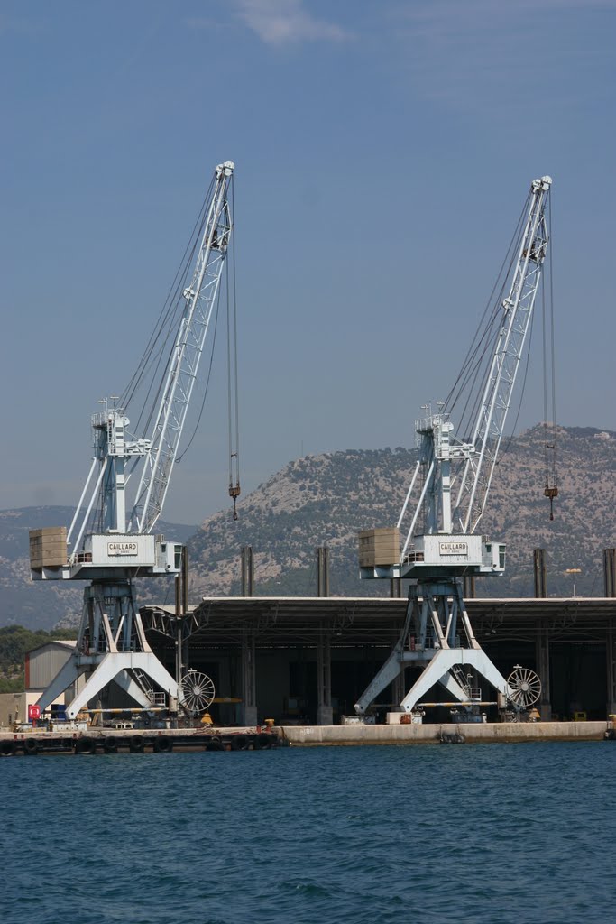 Toulon, zone portuaire du Breguaillon, les grues des cimenteries