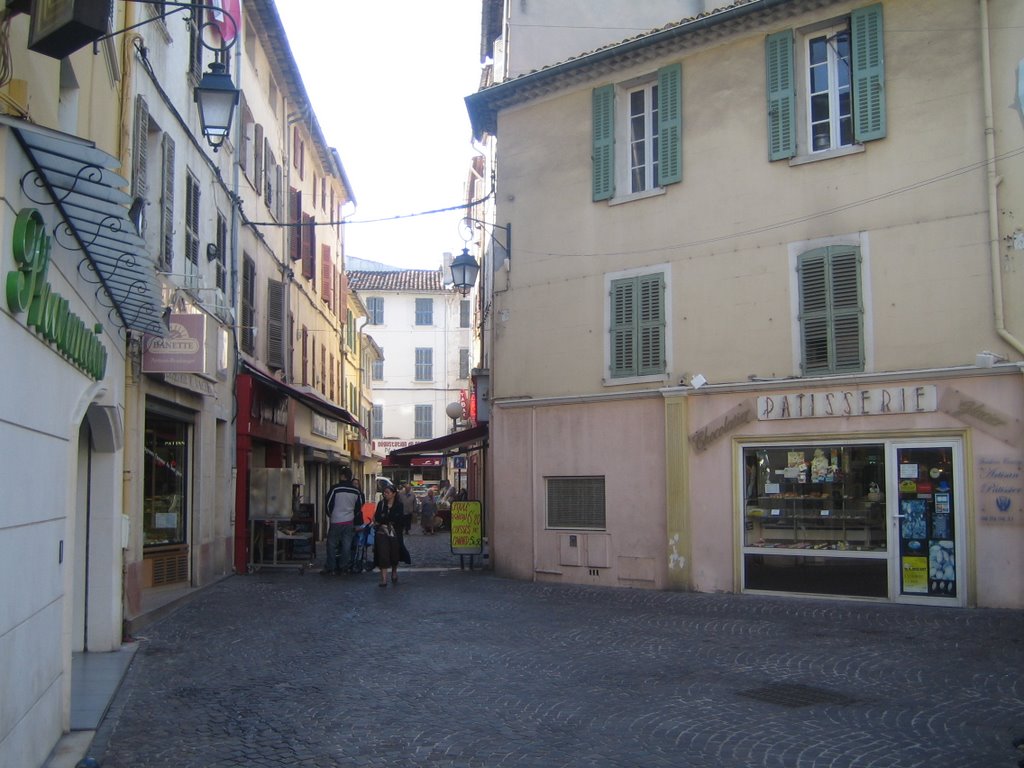Entre le marché et léglise de la Seyne-sur-mer