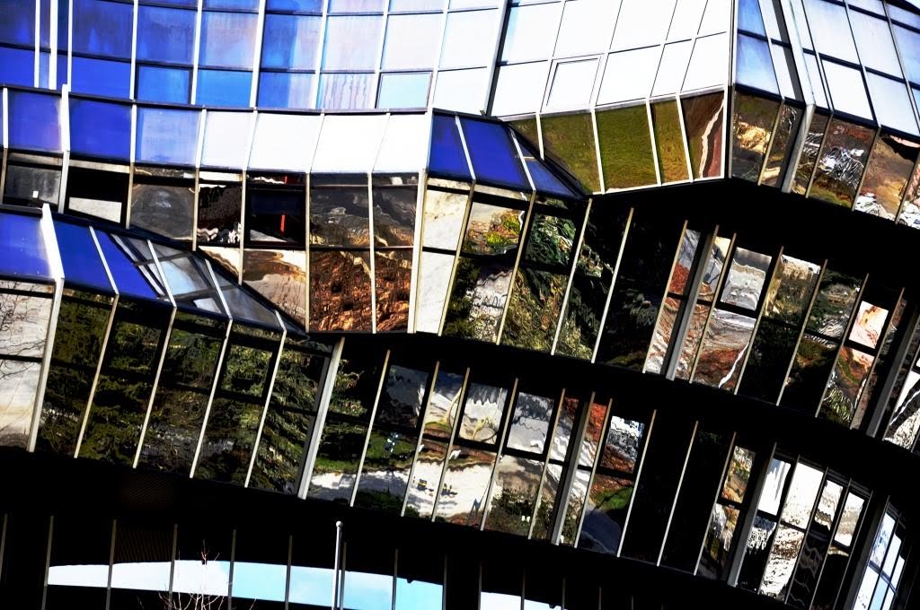 Reflection; To  look  at  the  full  screen.