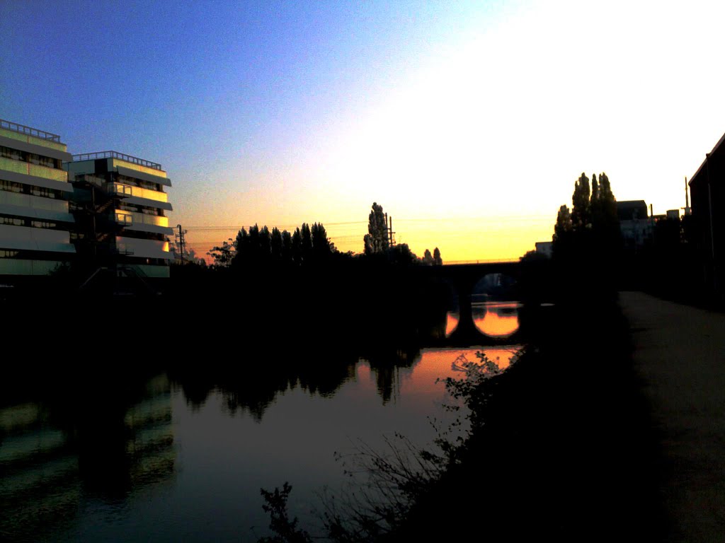 La vie à Rennes: Lever de soleil. To look at the full screen.