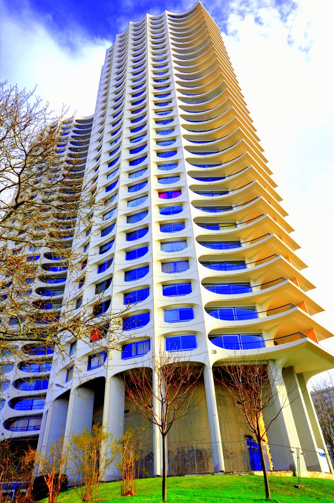 La tour des horizons -RENNES -1970 par Georges Maillols - Cest la naissance du premier immeuble de grande hauteur (IGH) de France à usage dhabitation.